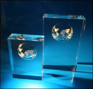 Bild von Kristallpokal mit Weltkarte