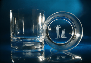 Bild von Whisky-Glas mit 3D-Golfmotiv im Boden