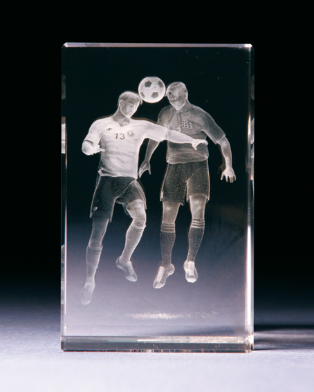 Bild von Fussball Kopfballduell in 3D-Glas mit raffiniertem Textur-Effekt !