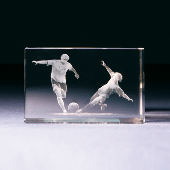 Bild von Fussball Spielszene in 3D-Glas mit raffiniertem Textur-Effekt !