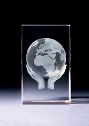 Bild von Weltkugel auf Händen in Glasblock - 3D-Glas mit realistischem Textur-Effekt