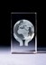 Bild von Weltkugel auf Händen in Glasblock - 3D-Glas mit realistischem Textur-Effekt