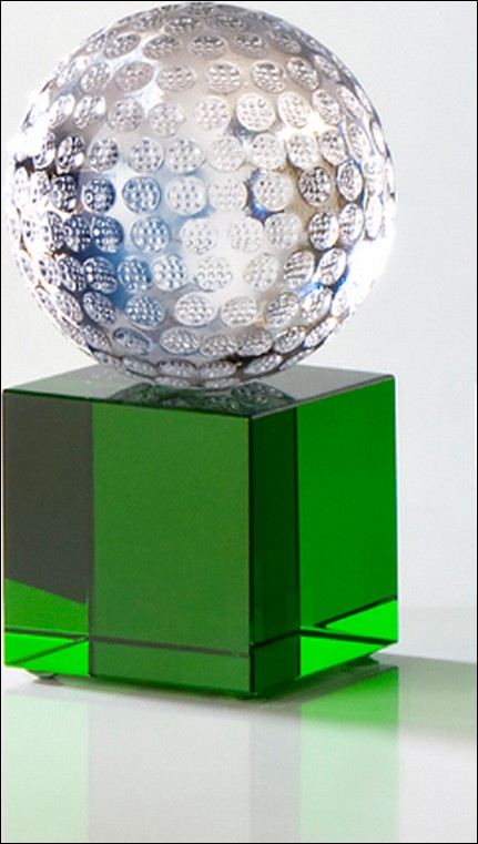 Bild von Golfball aus massivem Kristall auf Glassockel